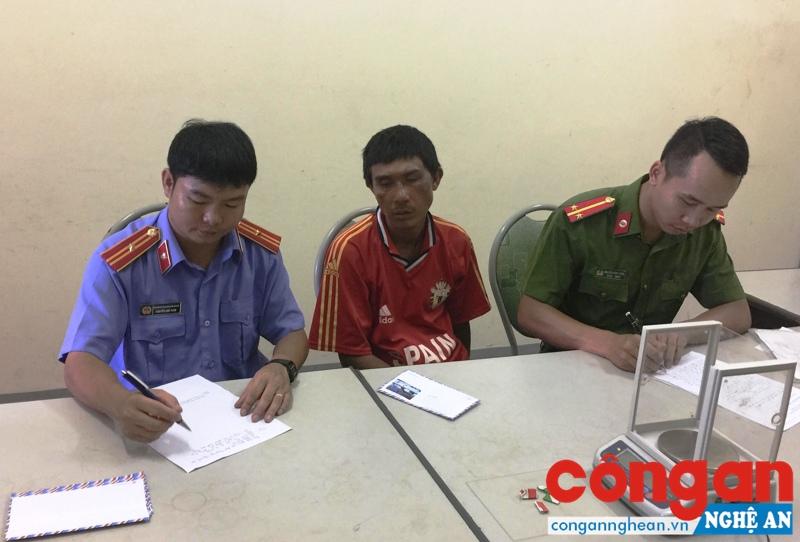 Cơ quan Công an và Viện kiểm sát nhân dân huyện Anh Sơn giám định tang vật vụ án