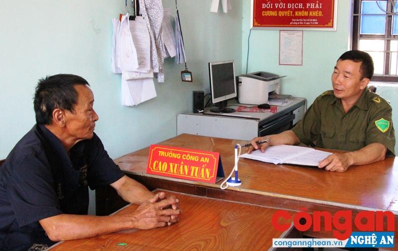 Đồng chí Cao Xuân Tuấn, Trưởng công an xã Diễn Thịnh trao đổi với người dân về công tác đảm bảo ANTT