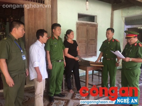 Đọc lệnh tạm giam và khám xét nơi ở của Vi Thị Hoa tại nhà riêng, thôn Cây Chanh, xã Đỉnh Sơn- Ảnh: Cơ quan điều tra