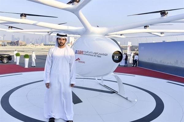 Thái tử Dubai Sheikh Hamdan là người ấn nút khởi động chiếc taxi bay không người lái độc đáo này
