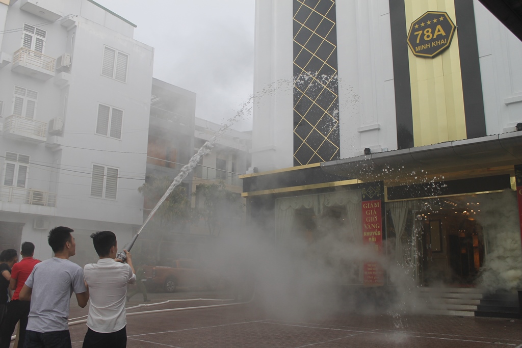 Nhân viên cơ sở karaoke phun nước dập lửa xử lý đám cháy khi mới phát sinh