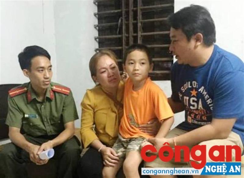 Trung úy Nguyễn Văn Quý và gia đình cháu bé người Lào bị lạc