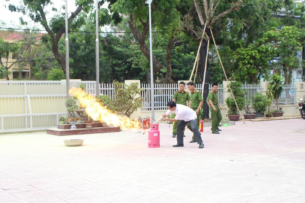 Các học viên thực hành thao tác xử lý sự cố cháy, nổ
