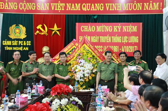 Đồng chí Nguyễn Hữu Cầu,  Giám đốc Công an tỉnh chúc mừng Cảnh sát PC&CC tỉnh 3. Đài PT-TH tỉnh cùng các Sở, Ban, Ngành đến chúc mừng.