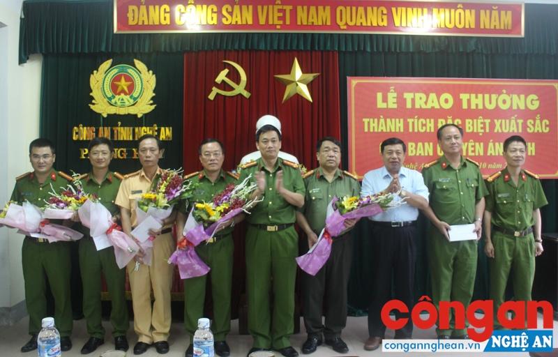 Các đồng chí Nguyễn Xuân Đường, Chủ tịch UBND tỉnh và Đại tá Nguyễn Mạnh Hùng, Phó Giám đốc Công an tỉnh trao thưởng cho Ban chuyên án 617H