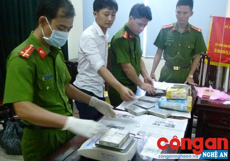 Công an tỉnh Nghệ An kiểm tra tang vật thu giữ trong Chuyên án