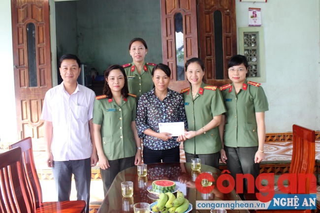 Đồng chí Trung tá Nguyễn Việt Hà thừa ủy quyền của Chủ tịch HPN Bộ Công an tặng quà cho hội viên HPN Công an tỉnh Hà Tĩnh