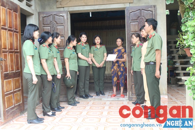 Đoàn tới thăm, tặng quà gia đình chị Phan Thị Thu Thảo, cán bộ y tế Công an huyện Quảng Trạch, Quảng Bình
