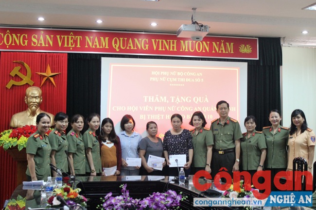 Tại Công an tỉnh Quảng Bình, đoàn đã trao 5 suất quà cho cán bộ lao động hơp đồng của phòng PC81B và PH41