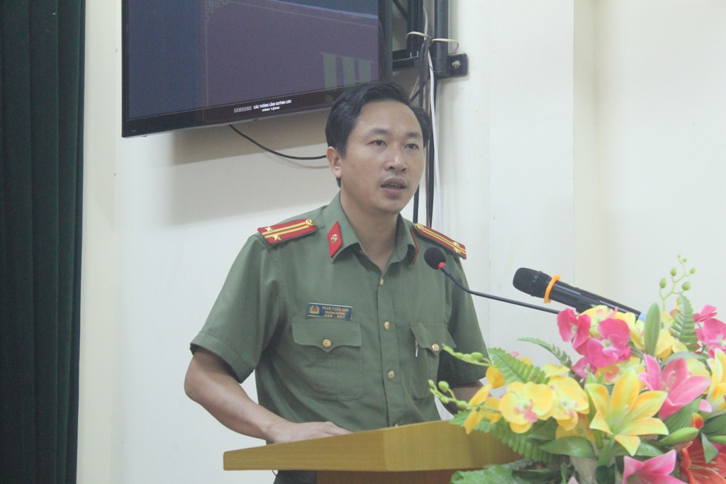 Đồng chí Phan Tuấn Anh, Trưởng phòng Xây dựng phong trào Bảo vệ ANTQ giải đáp những thắc mắc của Công an xã