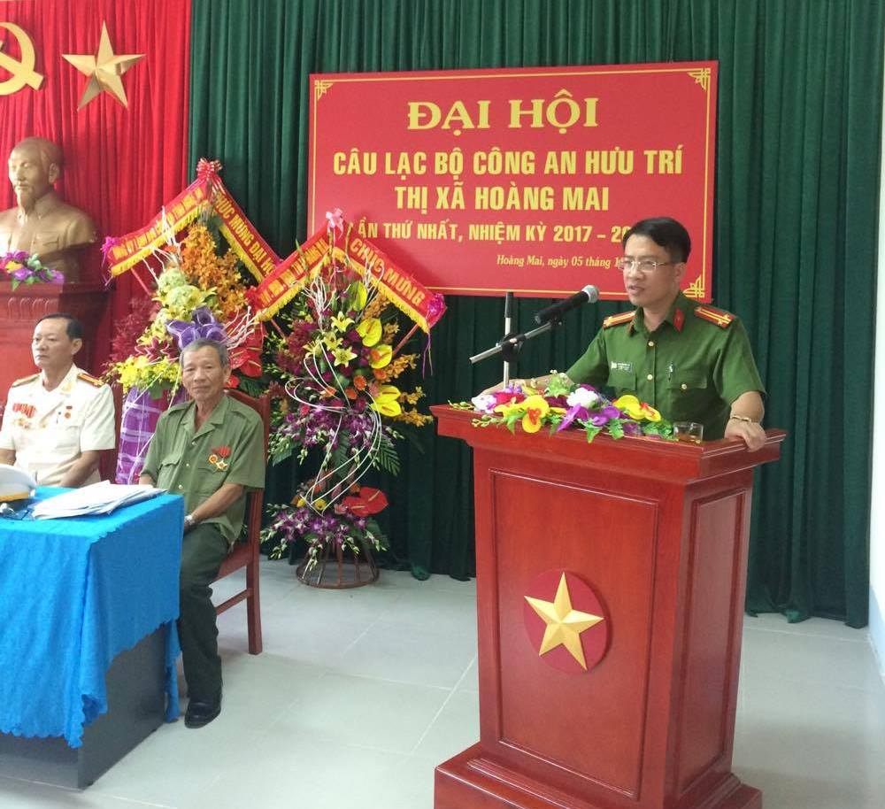 Đồng chí Trung tá Nguyễn Bình Hà, Trưởng Công an thị xã ghi nhận, đánh giá cao những cống hiến của các đồng chí Công an lão thành