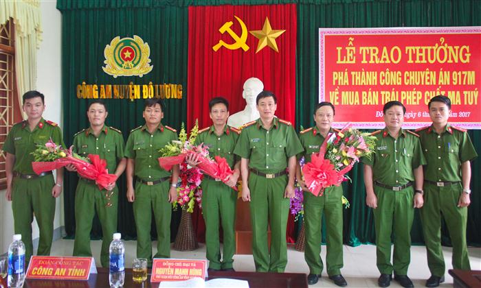 Đồng chí Đại tá Nguyễn Mạnh Hùng trao thưởng cho chuyên án “917M” tại Công an huyện Đô Lương