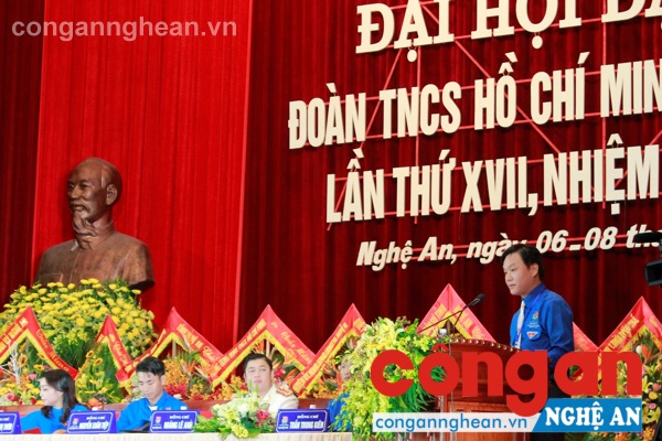 Đồng chí Phạm Tuấn Vinh - Bí thư BCH Đoàn khóa XVI trình bày báo cáo tại Đại hội