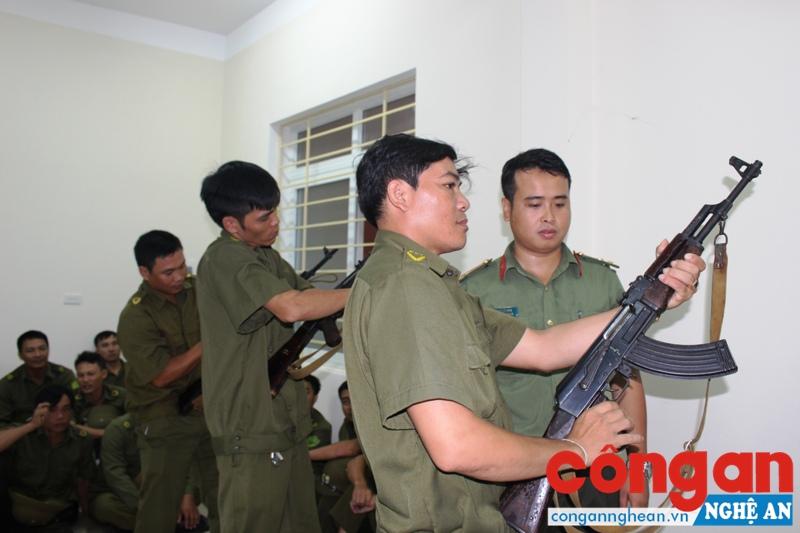 Cán bộ Trung tâm Huấn luyện và Bồi dưỡng nghiệp vụ hướng dẫn sử dụng vũ khí cho lực lượng Công an xã
