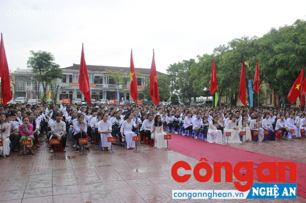 Văn nghệ chào mừng của tập thể giáo viên, học sinh trường THPT Nguyễn Duy Trinh