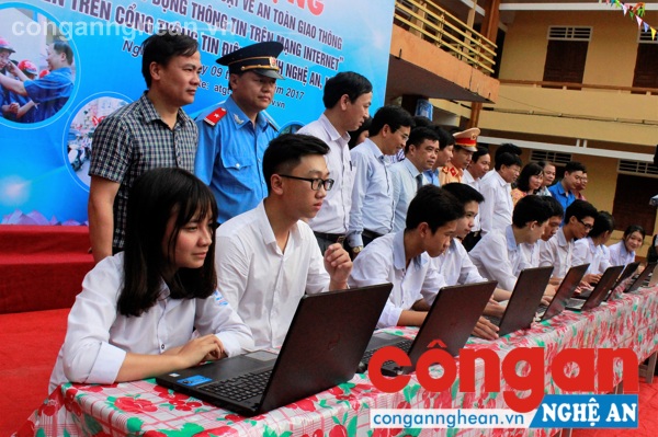 Đại biểu chứng kiến phần thi trực tuyến của học sinh trường THPT Nguyễn Duy Trinh