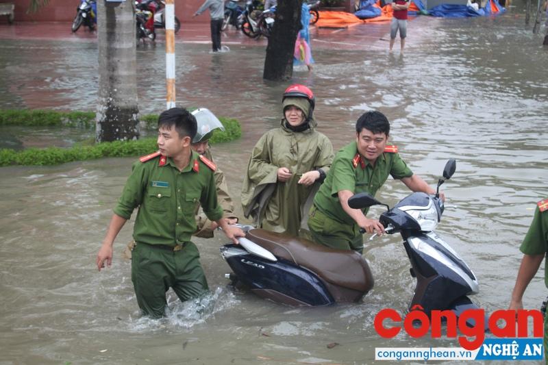 CSTT đẩy xe cho người đi đường tại điểm ngập lụt