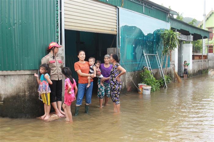 Toàn bộ khu dân cư xóm 5 xã Nghi Xá bị nước lũ cô lập.