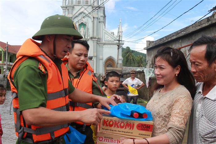 Lãnh đạo Công an huyện Nghi Lộc trao hàng cứu trợ cho nhân dân vùng lũ xóm 5, xã Nghi Xá. 