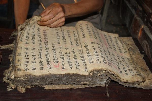 Sách cổ người Dao là chữ Hán Dao, chỉ có thế hệ già mới biết đọc và viết.