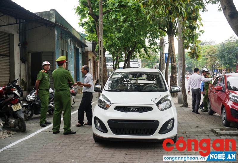 Lực lượng chức năng thành phố vận động các hộ dân chấp hành việc đỗ xe theo chủ trương kẻ vẽ hành lang ATGT