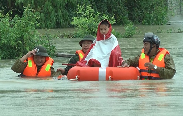 CBCS Công an tỉnh Nghệ An đưa một cháu bé đến nơi an toàn