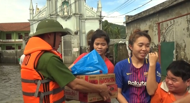 Cán bộ chiến sĩ Công an tỉnh Nghệ An phát hàng cứu trợ cho nhân dân