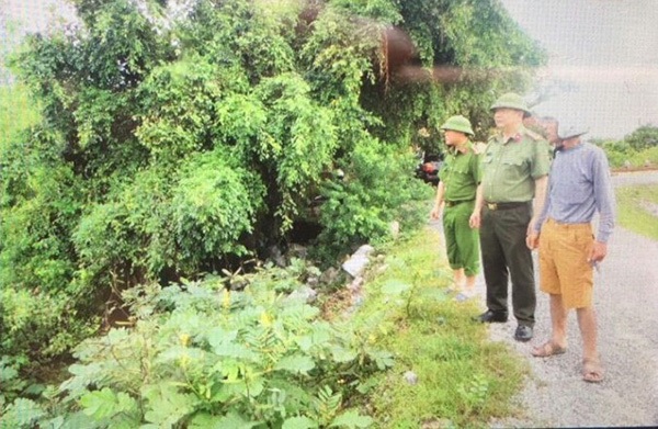 Đại tá Nguyễn Văn Trung - Giám đốc Công an tỉnh Hà Nam trực tiếp kiểm tra, chỉ đạo các lực lượng Công an trong tỉnh giúp nhân dân trên địa bàn khắc phục hậu quả do mưa lụt gây ra.
