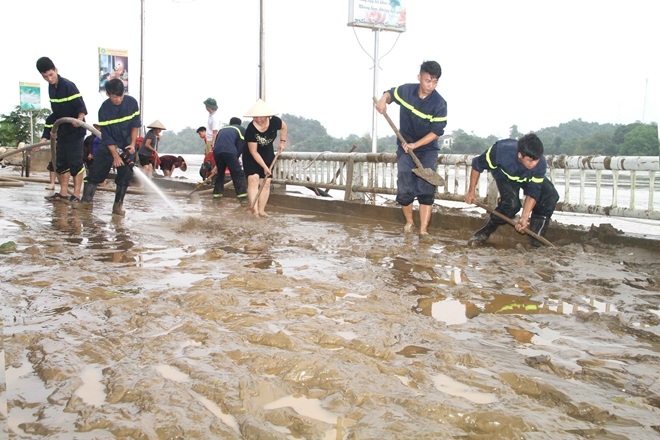 CBCS Công an tỉnh Yên Bái giúp dân khắc phục hậu quả mưa lũ
