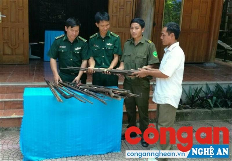 Bàn giao súng tự chế do người dân trên địa bàn huyện Kỳ Sơn giao nộp