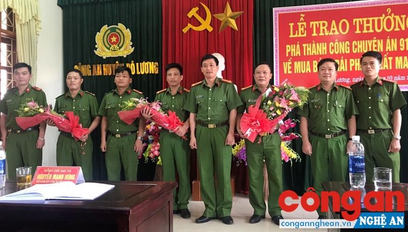 Đồng chí Đại tá Nguyễn Mạnh Hùng, Phó Giám đốc Công an tỉnh khen thưởng cho Ban chuyên án 917M