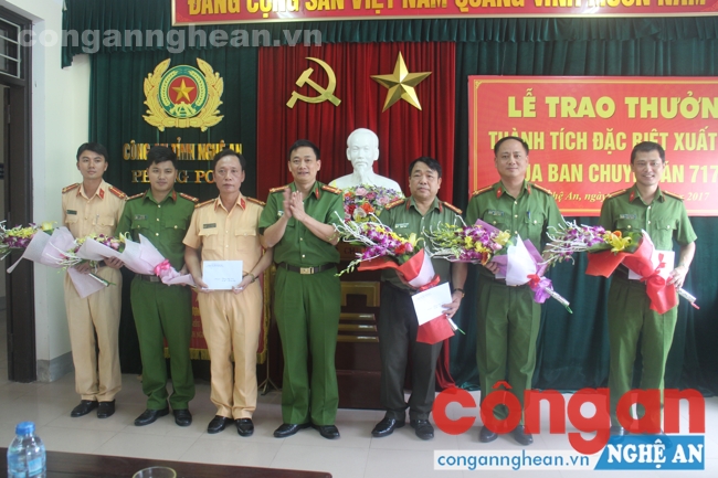 Đồng chí Đại tá Nguyễn Mạnh Hùng – Phó giám đốc Công an tỉnh trao thưởng cho Ban chuyên án 717M