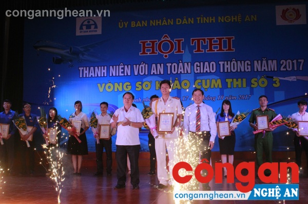 Các đồng chí Hoàng Quốc Hào, Nguyễn Ngọc Nguyên trao giải Nhất cho đội thi Công an tỉnh Nghệ An