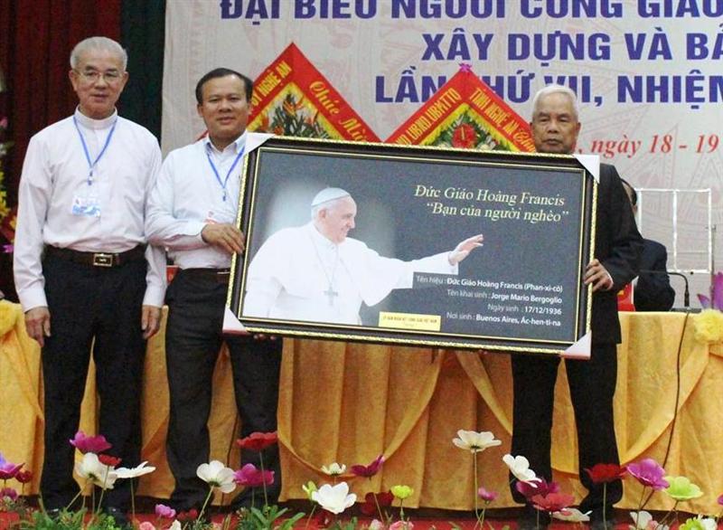 Lãnh đạo Ủy ban đoàn kết Công giáo Việt Nam tặng bức ảnh lưu niệm cho Đại hội