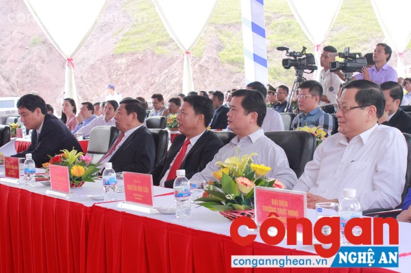 Đại biểu TW và các bộ, ngạnh cùng lãnh đạo tỉnh Nghệ An tham dự lễ mở cầu cảng Visai