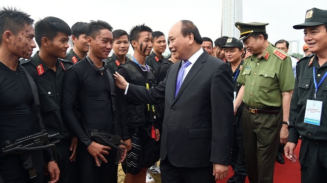 Thủ tướng Nguyễn Xuân Phúc và Bộ trưởng Tô Lâm biểu dương, động viên CBCS tham gia bảo vệ Tuần lễ Cấp cao APEC. Ảnh VGP