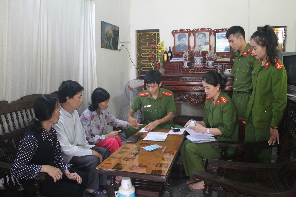 Trong buổi sáng, lực lượng công an đã hoàn thiện thủ tục cấp CMND cho 4 mẹ con bà Hương