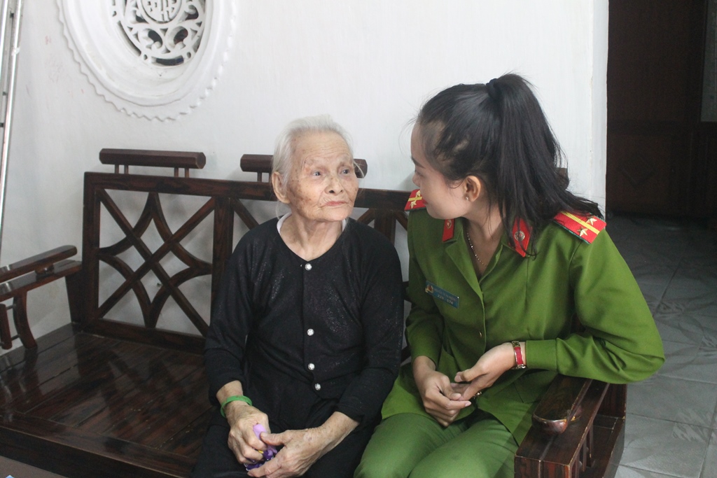 Cũng trong sáng nay, đoàn đã làm CMND cho cụ Hường, 82 tuổi là hàng xóm của bà Hương