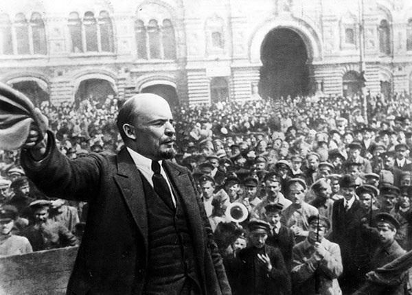 Lãnh tụ Đảng Bônsêvich V. I. Lênin phát biểu trước quần chúng tại Quảng trường Đỏ, Moscow trong cuộc Cách mạng Tháng Mười Nga.