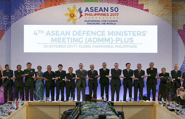 Bộ trưởng Quốc phòng Nga Sergei Shoigu (thứ 4 từ phải sang trái) tham gia ADMM+ lần thứ 4 diễn ra tại Philippines, ngày 24/10.