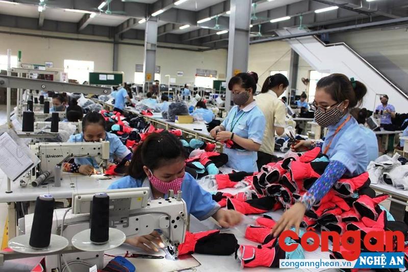 Công nhân may mặc làm việc trong nhà máy tại Cụm công nghiệp Nam Giang (Nam Đàn)