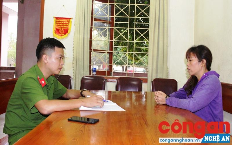 Cán bộ Công an huyện Đô Lương lấy lời khai đối tượng Phạm Thị Oanh
