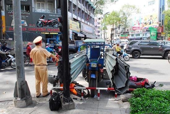 CSGT Công an quận 10, TP Hồ Chí Minh khám nghiệm hiện trường vụ tai nạn do xe chở tôn gây ra.