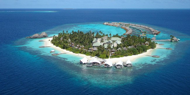 Maldives là đất nước thấp nhất thế giới khi nóc nhà quốc đảo này trung bình chỉ đạt 1,8m so với mực nước biển. Đây cũng là quốc gia phẳng nhất thế giới.