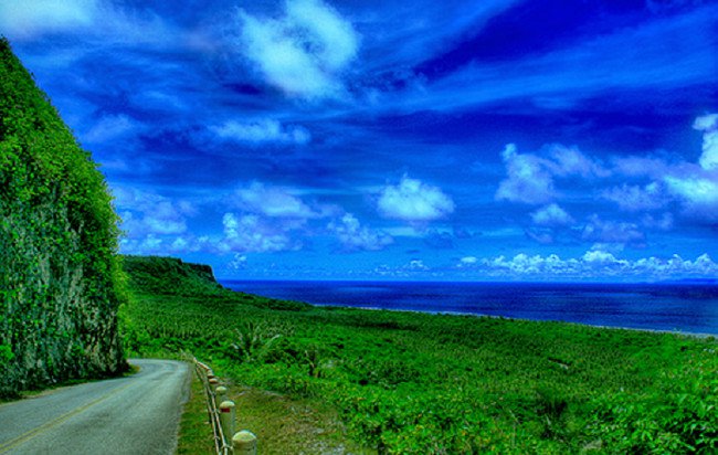Đảo Guam, một hải đảo nằm ở miền tây Thái Bình Dương không có cát tự nhiên nhưng đổi lại có rất nhiều san hô. Để tránh phải bỏ tiền để nhập cát từ các quốc gia khác, người dân nơi đây đã nghiền san hô đã chết trộn với dầu công nghiệp tạo thành nhựa đường để làm đường xá.
