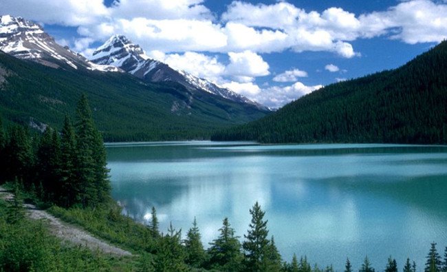 Canada có hơn 3 triệu hồ nước, chiếm khoảng 9% lãnh thổ quốc gia này và chiếm tới 60% lượng hồ nước ngọt trên thế giới. Đây chính là quốc gia có nhiều hồ nước nhất trên Trái đất.