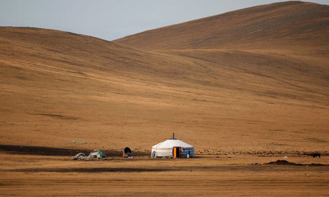 Quốc gia có mật độ dân số thấp nhất thế giới chính là Mông Cổ. Theo thống kê chỉ có 4 người Mông Cổ sinh sống trên 1,6 km. Có lẽ, người dân nơi đây không mấy khi gặp được hàng xóm của mình.