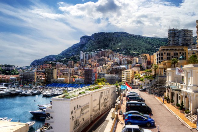Mặc dù Vatican có diện tích nhỏ hơn cả Công quốc Monaco nhưng quốc gia này vẫn được công nhận là quốc gia có cư dân sinh sống nhỏ nhất thế giới. Với diện tích chỉ hơn 2km², Công quốc Monaco thậm chí còn nhỏ hơn cả Công viên Trung tâm (Central Park) ở New York, Mỹ!