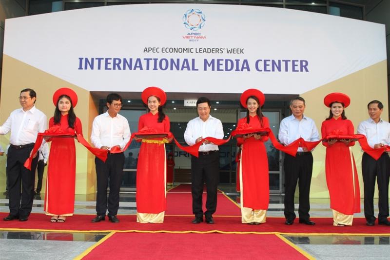 Phó Thủ tướng Phạm Bình Minh và các đại biểu cắt băng khánh thành Trung tâm Báo chí quốc tế APEC 2017. Ảnh: VGP/Thế Phong