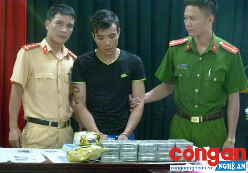 Đối tượng Phạm Văn Tùng cùng tang vật 20 bánh hêrôin, 1 kg ma túy đá và 12.000 viên MTTH bị Công an Nghệ An bắt giữ ngày 1/10/2017